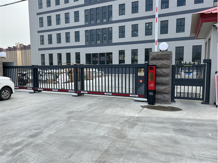 868分段門、青島國興橡塑制品有限公司