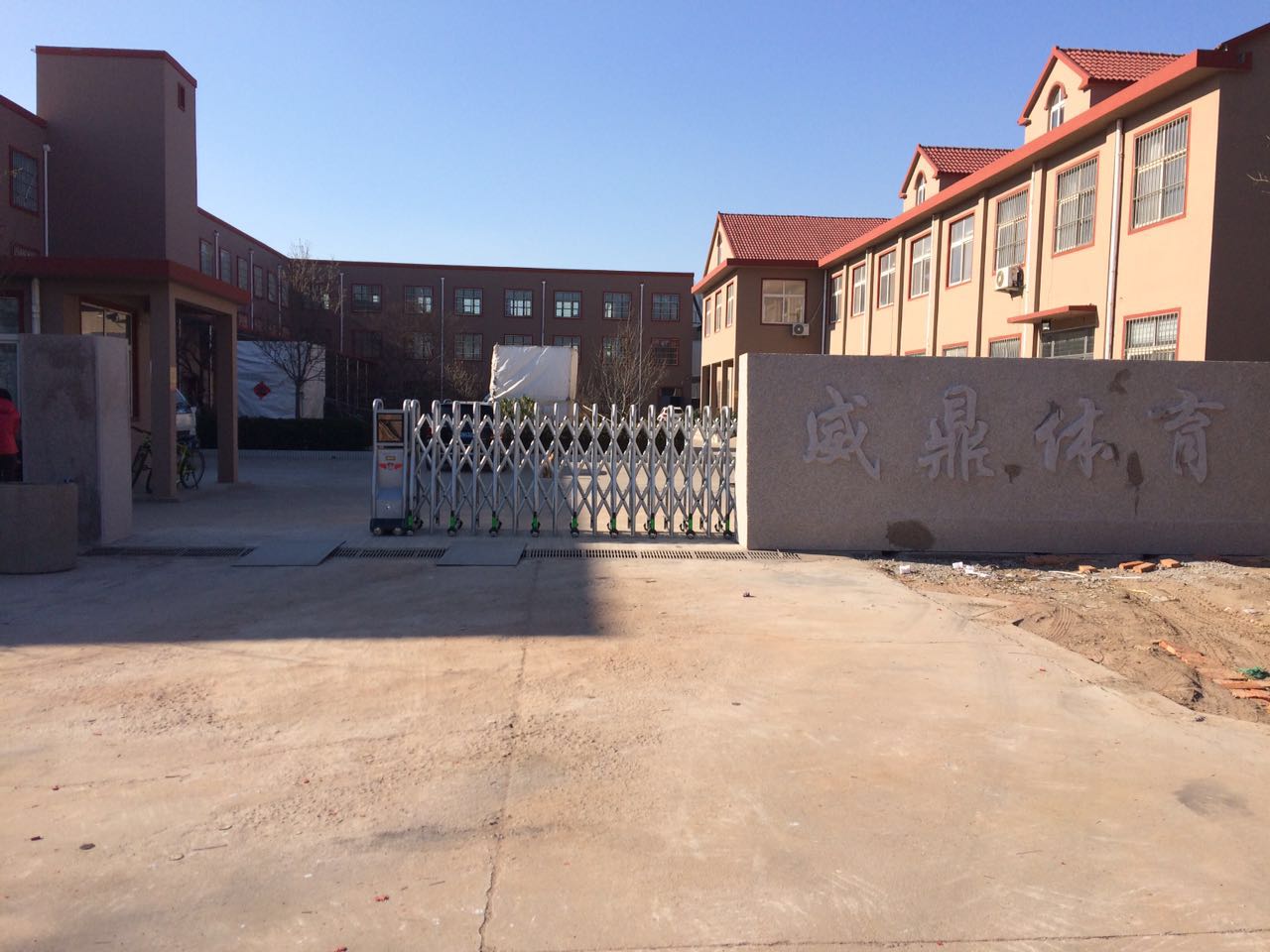 青島(dǎo)威鼎體育用品電(diàn)動門案例