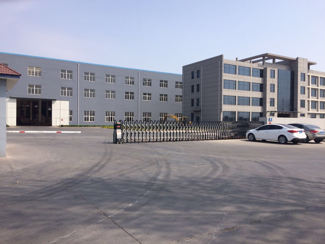 青島(dǎo)琴工數控機(jī)床伸縮門案例